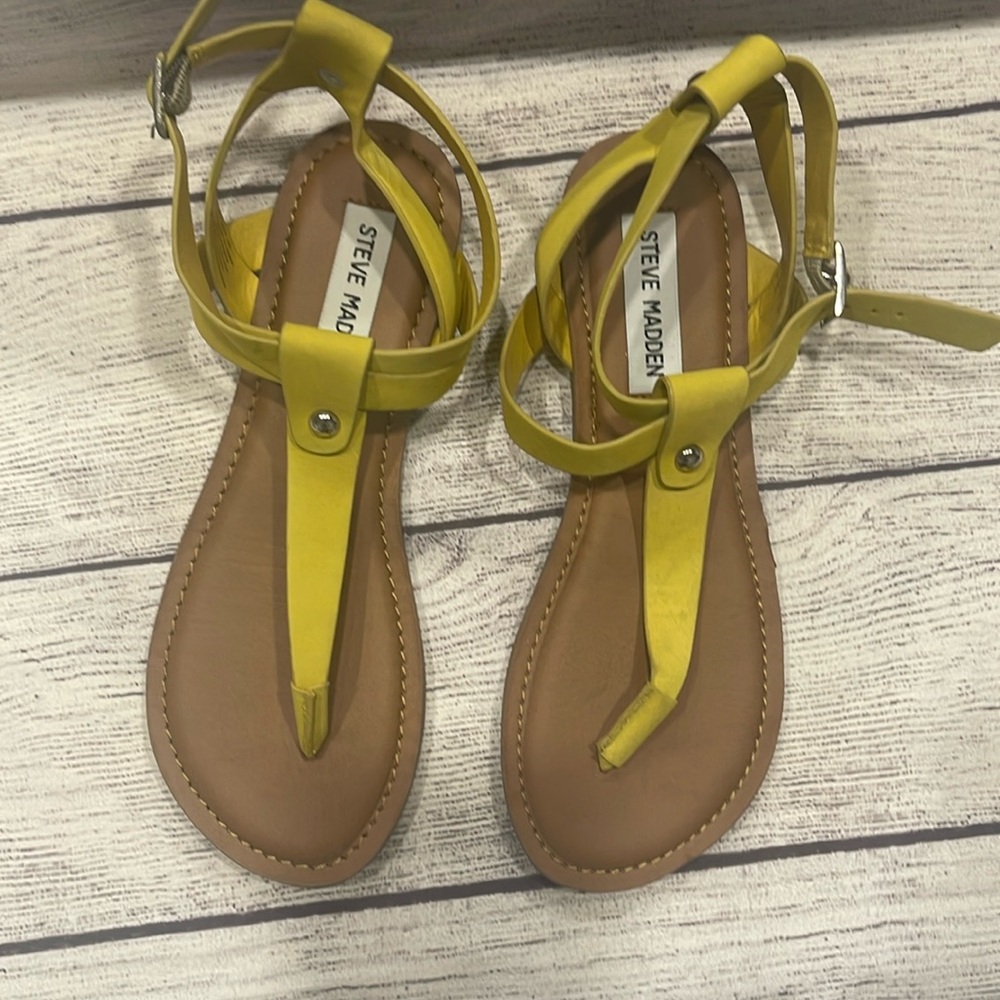 STEVEN MADDEN (HIDDEN) CITRINE SANDAL